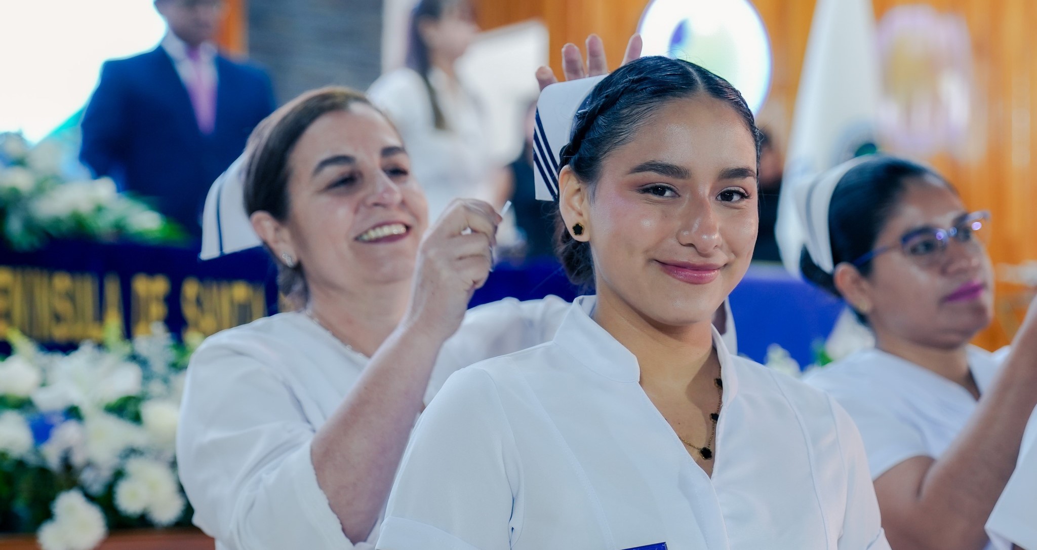 Estudiantes de Enfermería de la UPSE reciben cofias y brazaletes en emotiva ceremonia