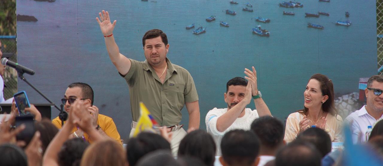 Prefecto de Santa Elena asistió a inauguración de cancha sintética en La Libertad