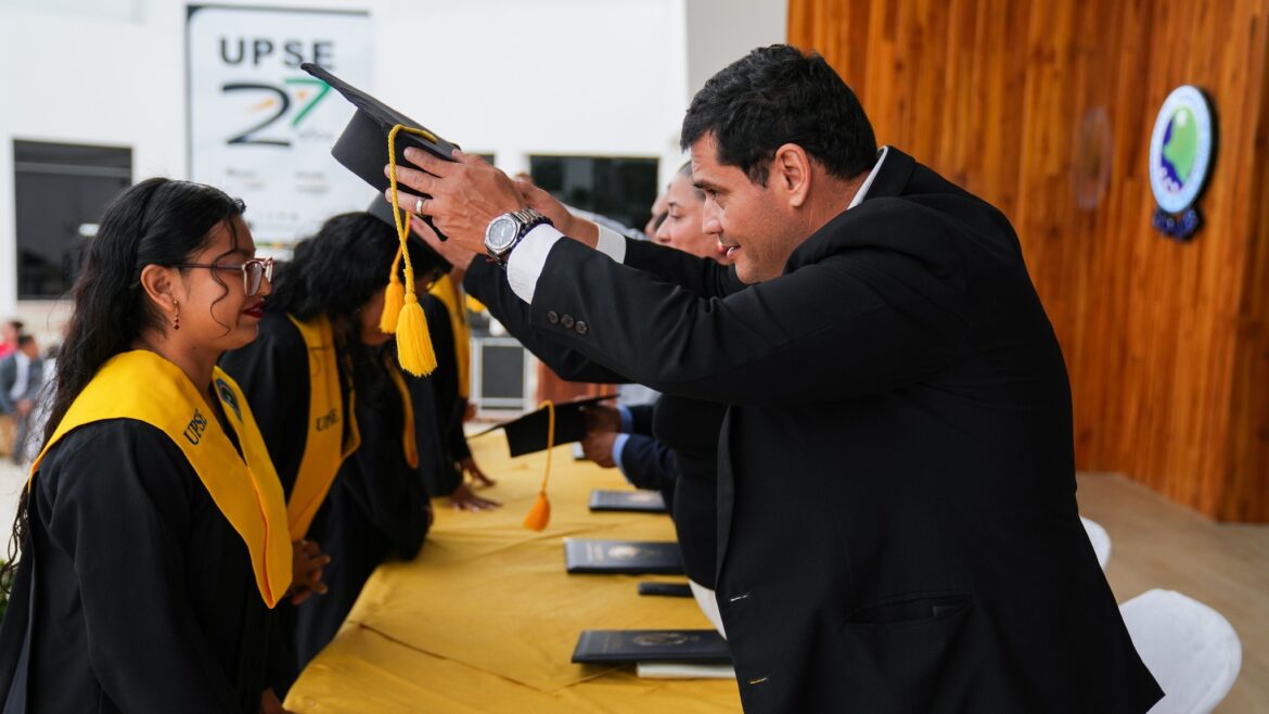 La UPSE gradúa a 79 nuevos Licenciados en Gestión Social y Desarrollo