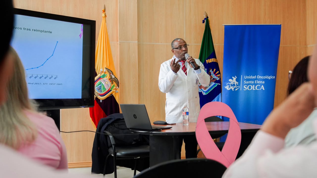 Prefectura de Santa Elena impulsa la concienciación sobre el cáncer de mama y la educación sexual