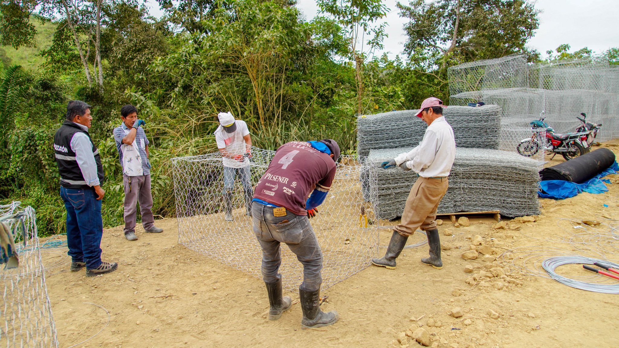 Prefectura de Santa Elena continúa con los trabajos en vía a la comuna Sitio Nuevo