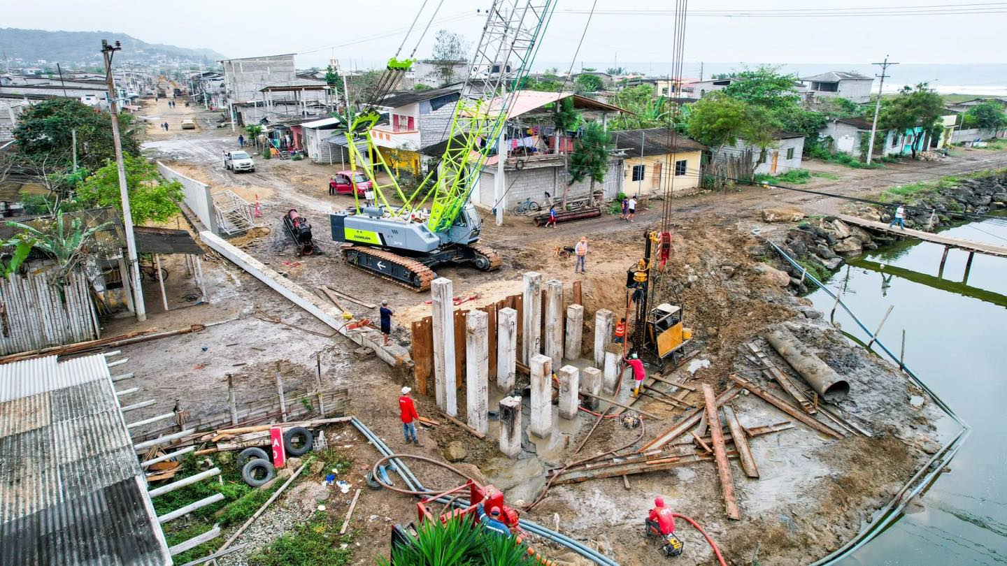 La Prefectura de Santa Elena avanza en la construcción del nuevo puente entre Cadeate y San Antonio