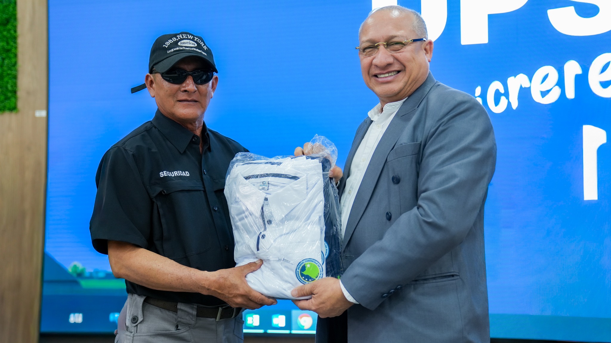 UPSE refuerza derechos laborales con la entrega de indumentarias a sus trabajadores.