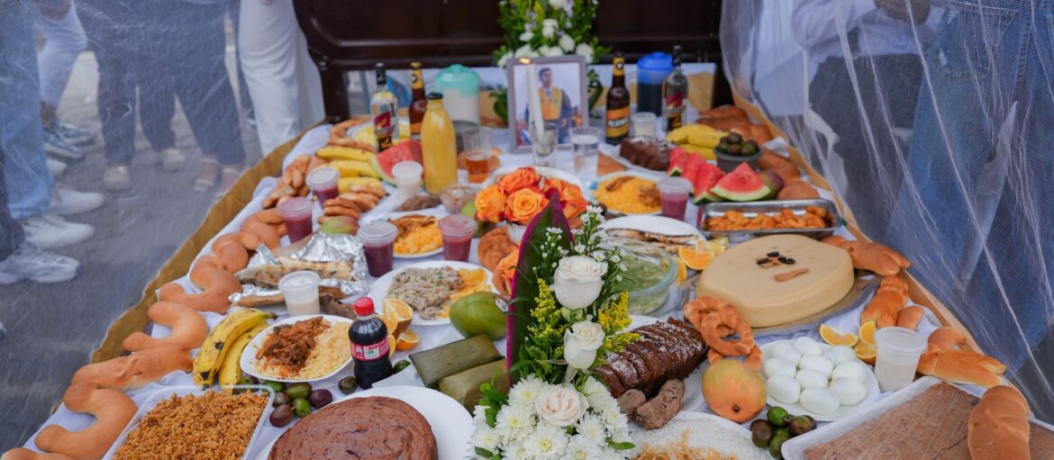 UPSE celebra la riqueza cultural peninsular en feria gastronómica por el Día de los Fieles Difuntos