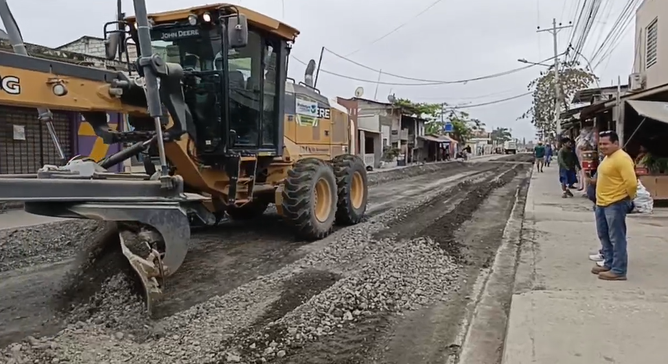 Prefectura de Santa Elena inició con el arreglo de la vía principal de la comuna Palmar