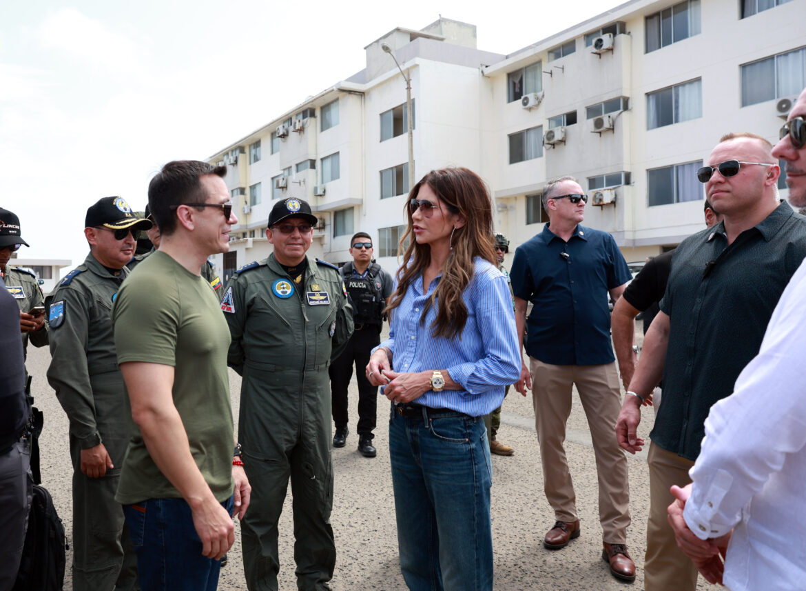 Presidente Noboa y secretaria de Seguridad de EE. UU. recorren base aérea en Salinas