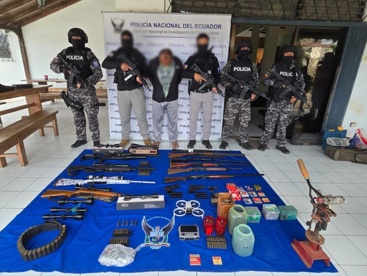 Policía de Santa Elena decomisa arsenal de armas en operativo realizado en Atahualpa