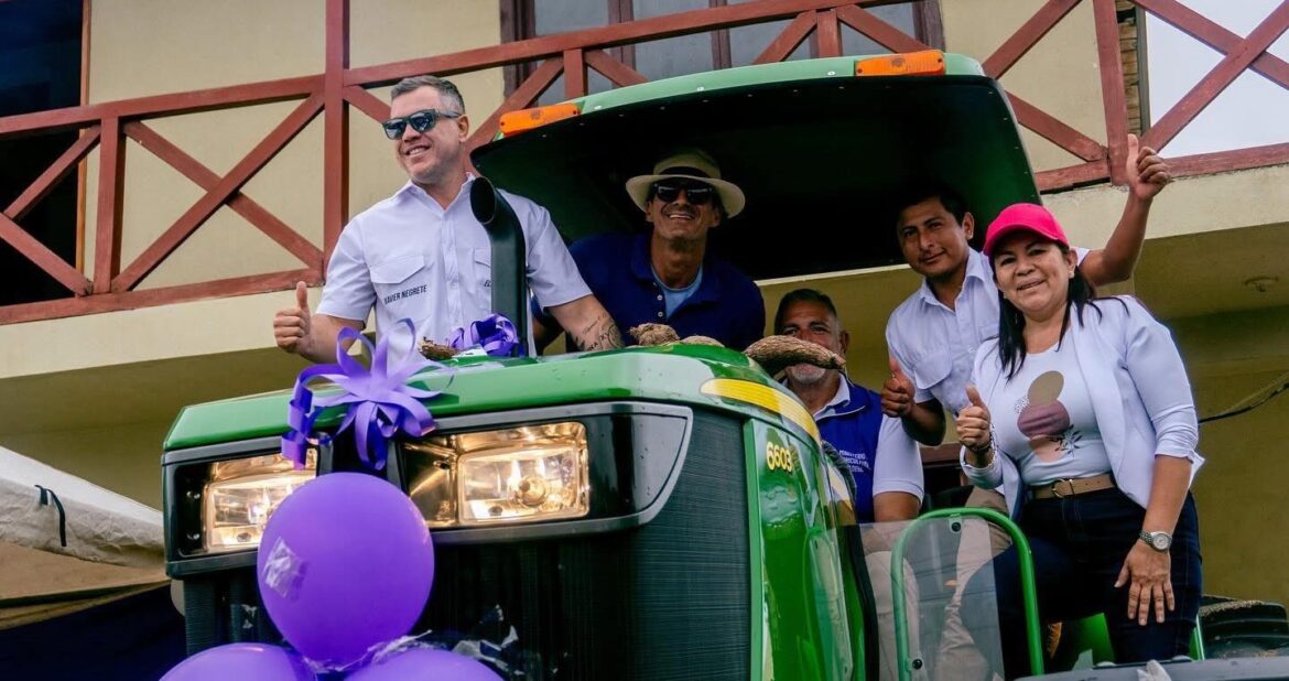 Gobierno de Presidente Noboa entrega maquinaria agrícola a la comuna Salanguillo