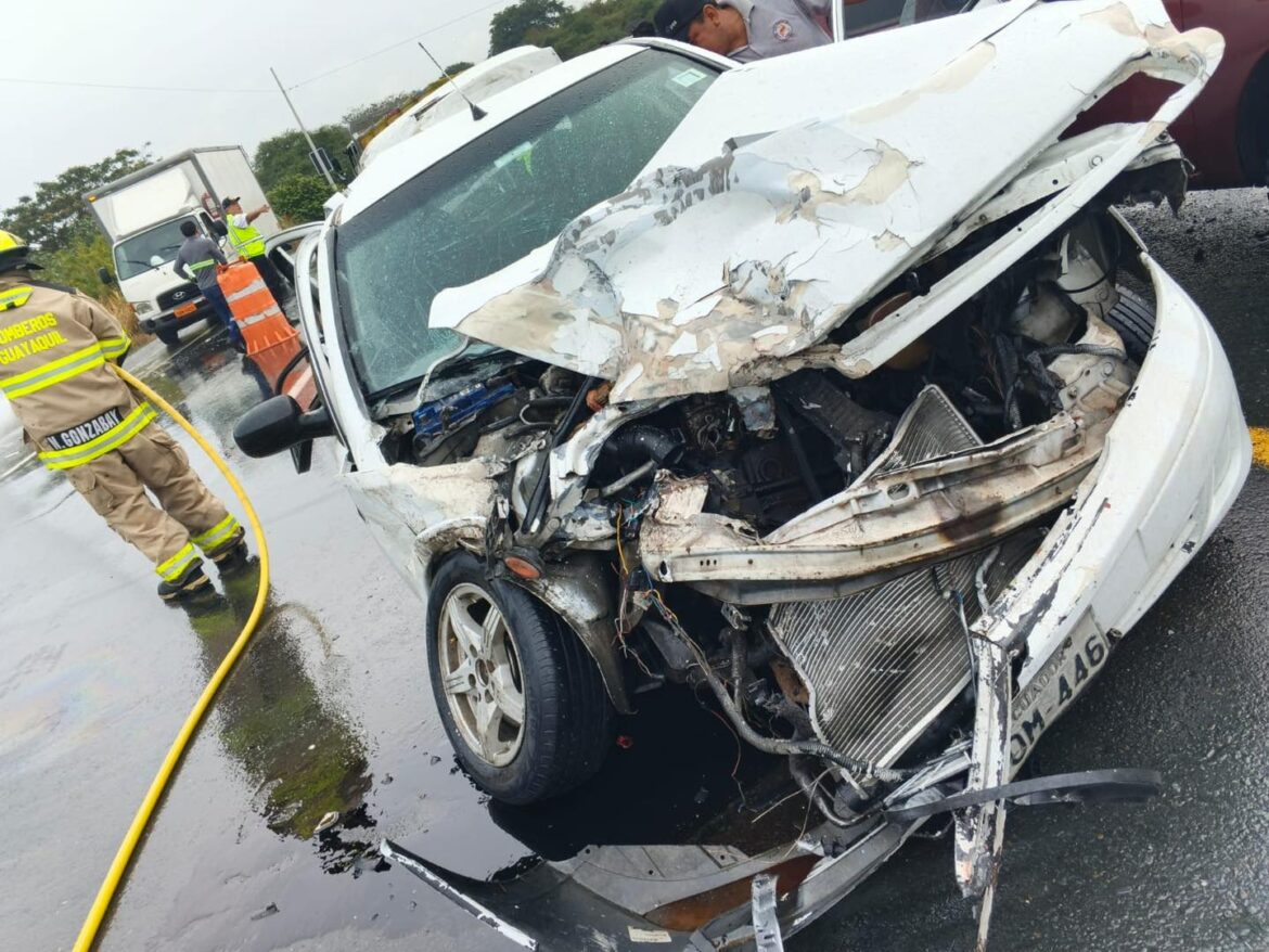 Fuerte accidente de tránsito en la entrada de Cerecita, vía a la Costa