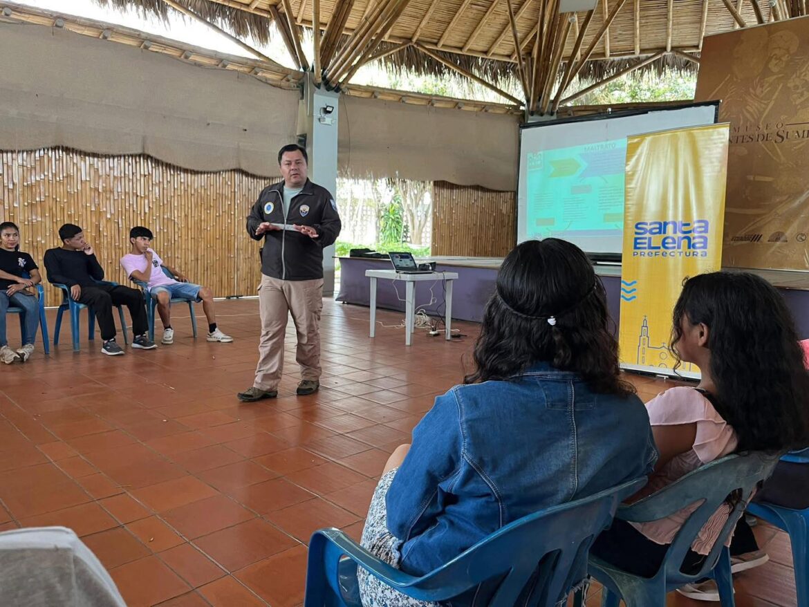 Prefectura de Santa Elena impulsa jornada formativa de protección para adolescentes