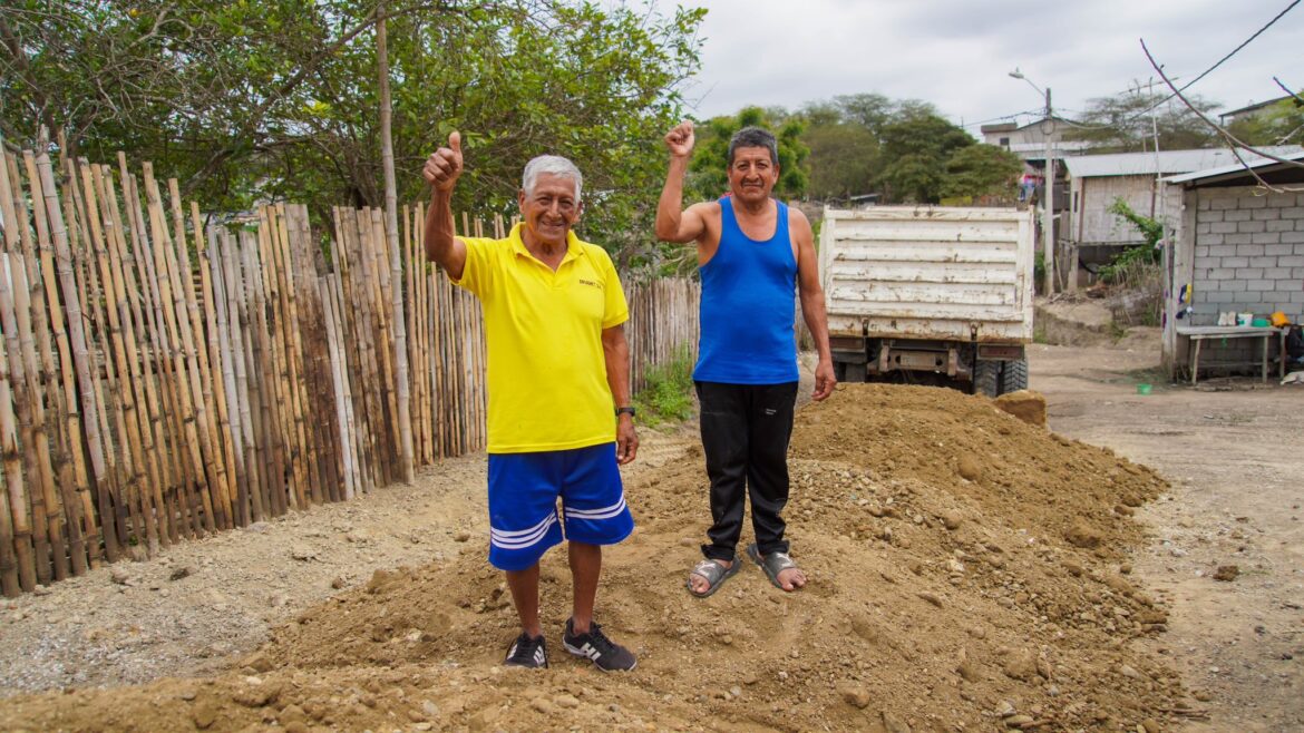 Prefectura de Santa Elena impulsa mejoramiento vial integral en la comuna Bambil Collao