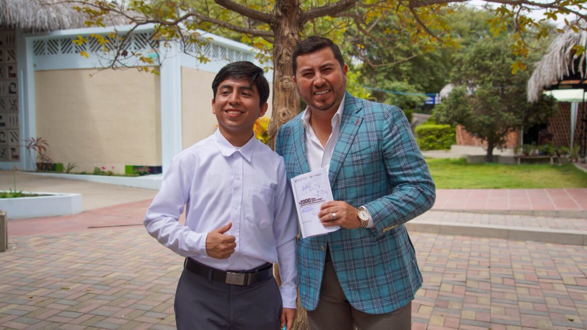 Prefecto Villao destaca logros ambientales y educativos en publicación sobre su nuevo libro