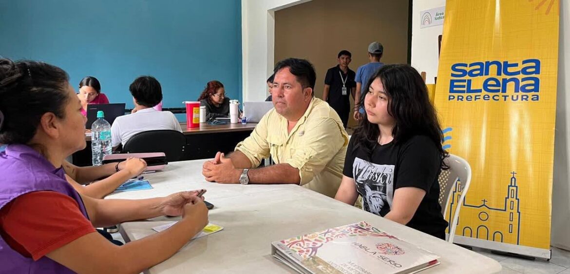 Jornada integral de salud beneficia a adolescentes en varios sectores de Santa Elena