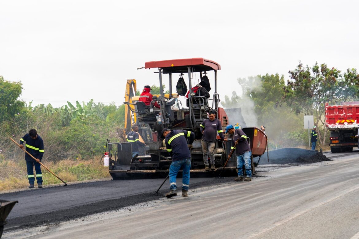 Se retoman trabajos de asfaltado en la vía de ingreso a Chanduy