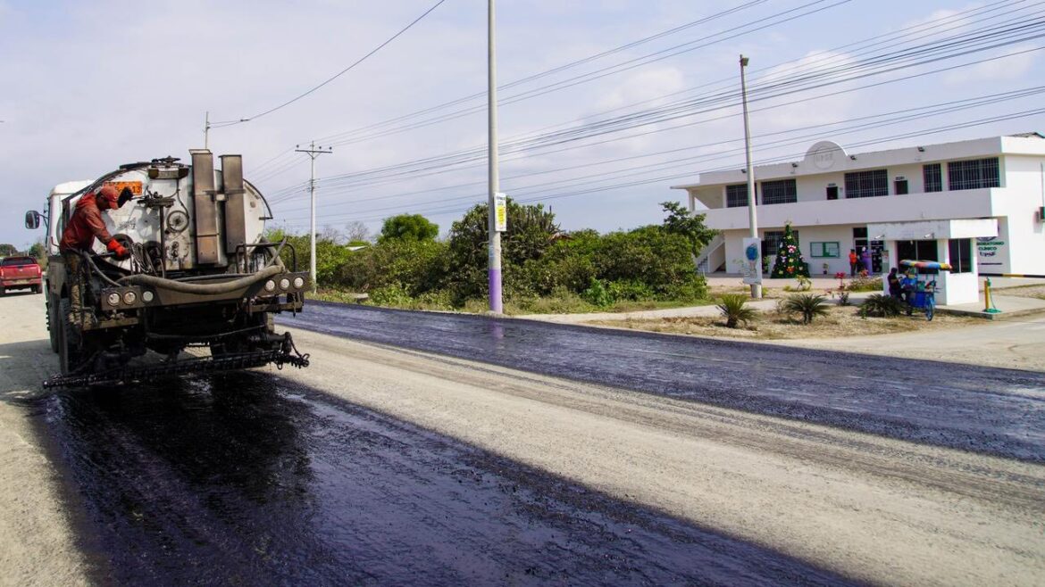 Avanza la rehabilitación de la vía de ingreso a Colonche: este lunes inicia el asfaltado