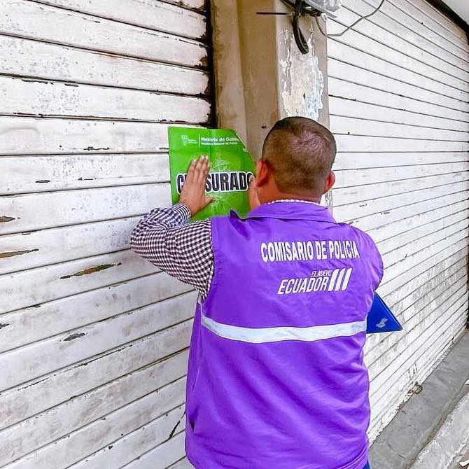 Operativo en Anconcito dejó cuatro aprehendidos y una tienda clausurada