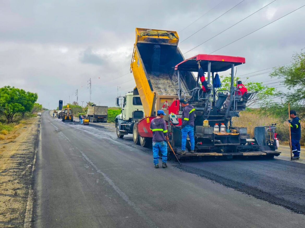 La Prefectura de Santa Elena avanza con los trabajos en la vía de ingreso a Chanduy