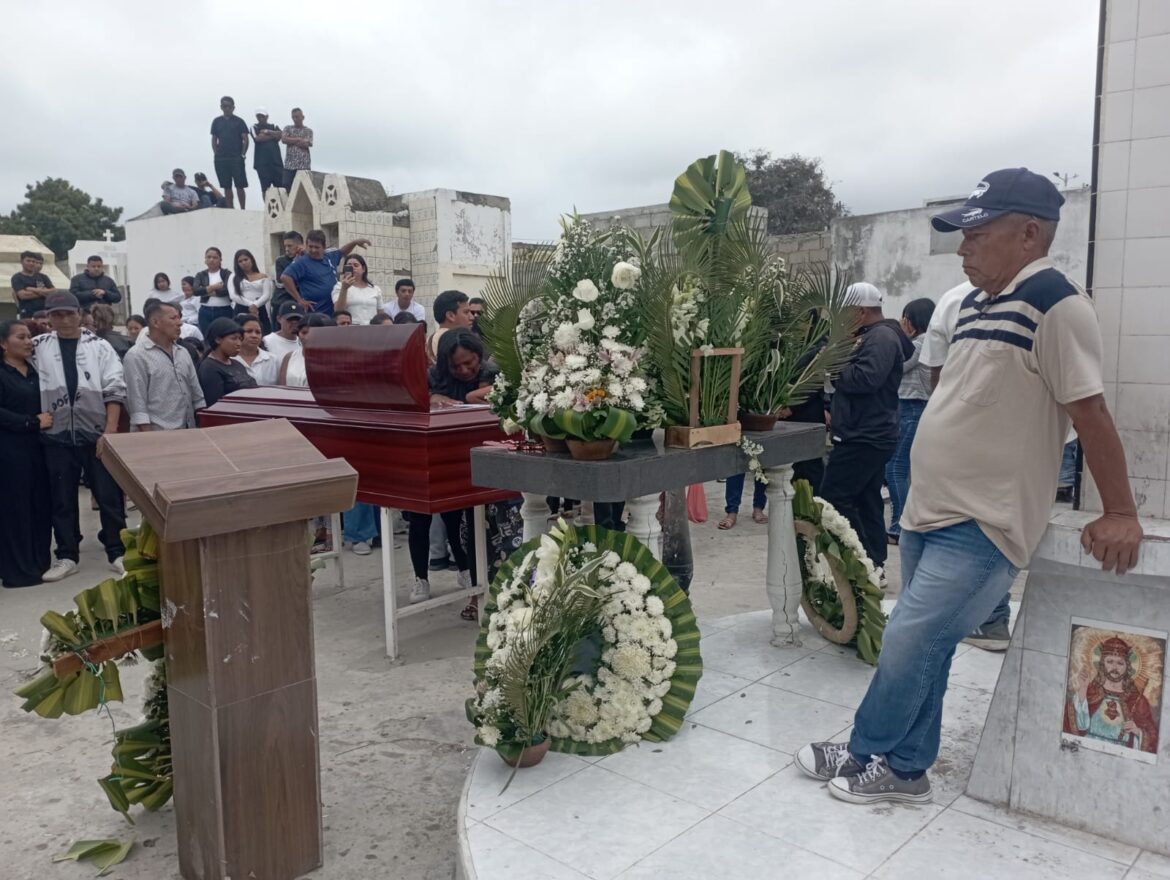 Comunicador Robinson Del Pezo fue sepultado entre dolor y pedidos de justicia en La Libertad