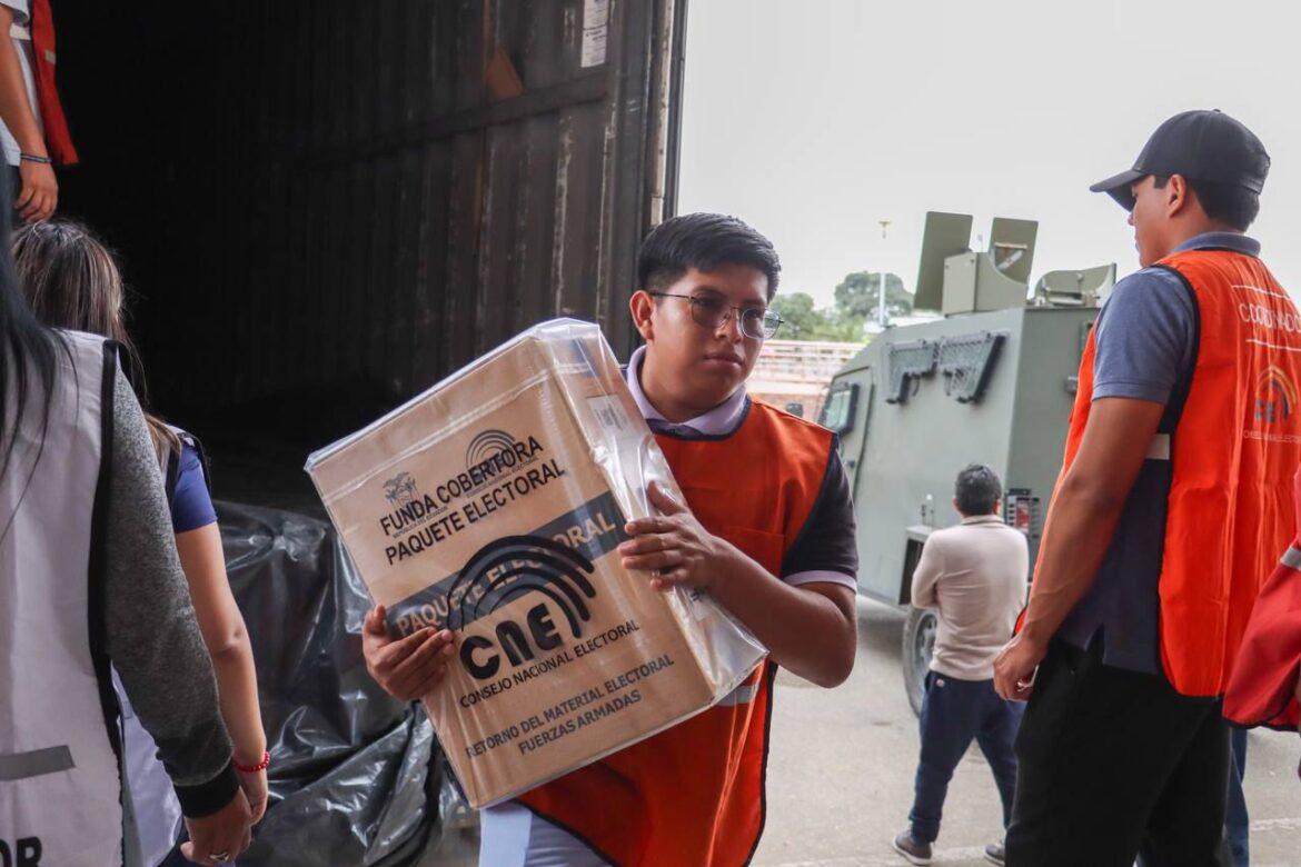865 paquetes electorales arribaron a Santa Elena para el Referéndum y Consulta Popular 2025