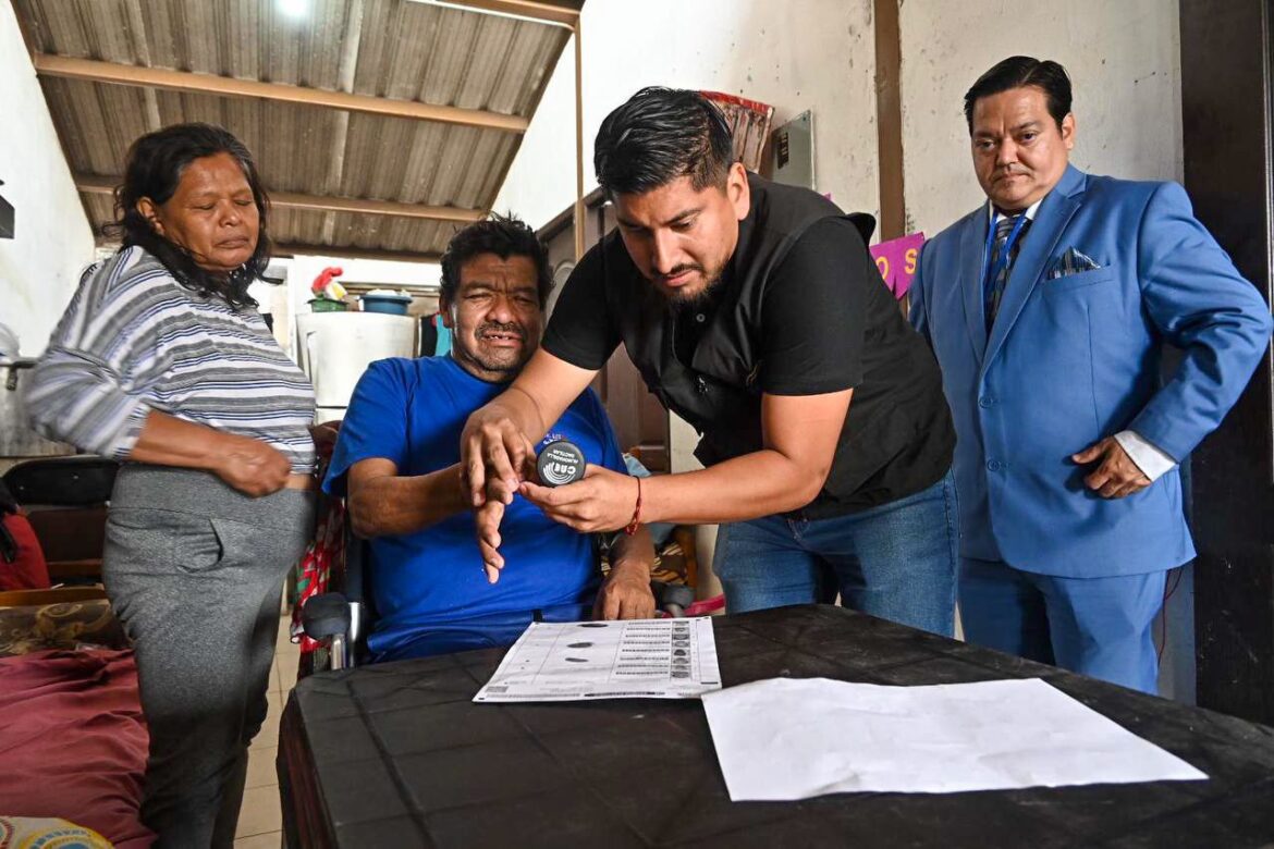 Voto en Casa benefició a 19 ciudadanos en Santa Elena
