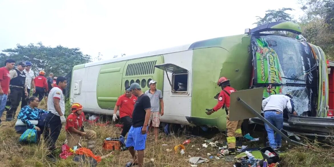 Diez muertos y una veintena de heridos en trágico siniestro de tránsito en Chone