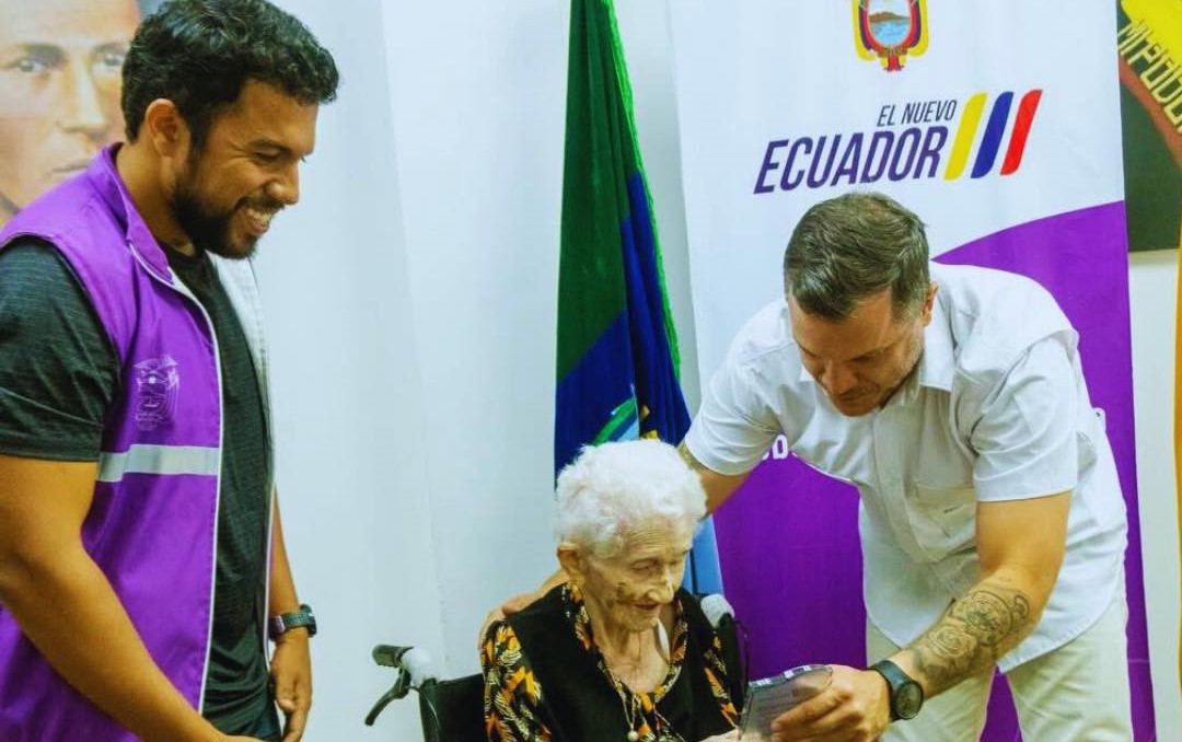 Gobernación de Santa Elena rindió homenaje a ciudadana de 103 años.