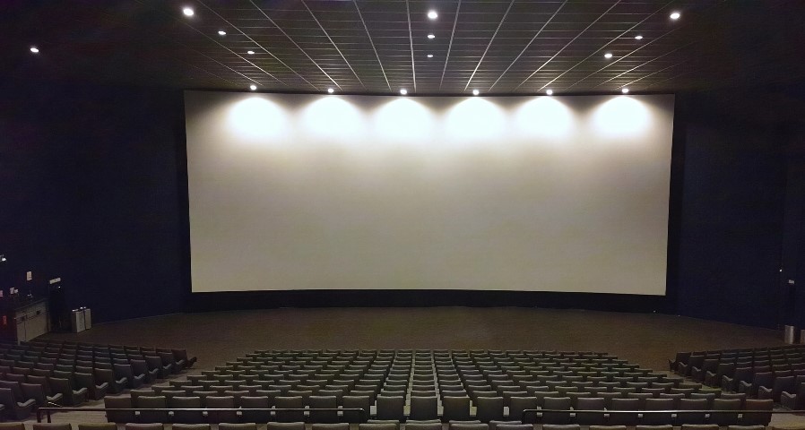 Cine familiar gratuito se inaugura en Santa Elena con pantalla gigante LED