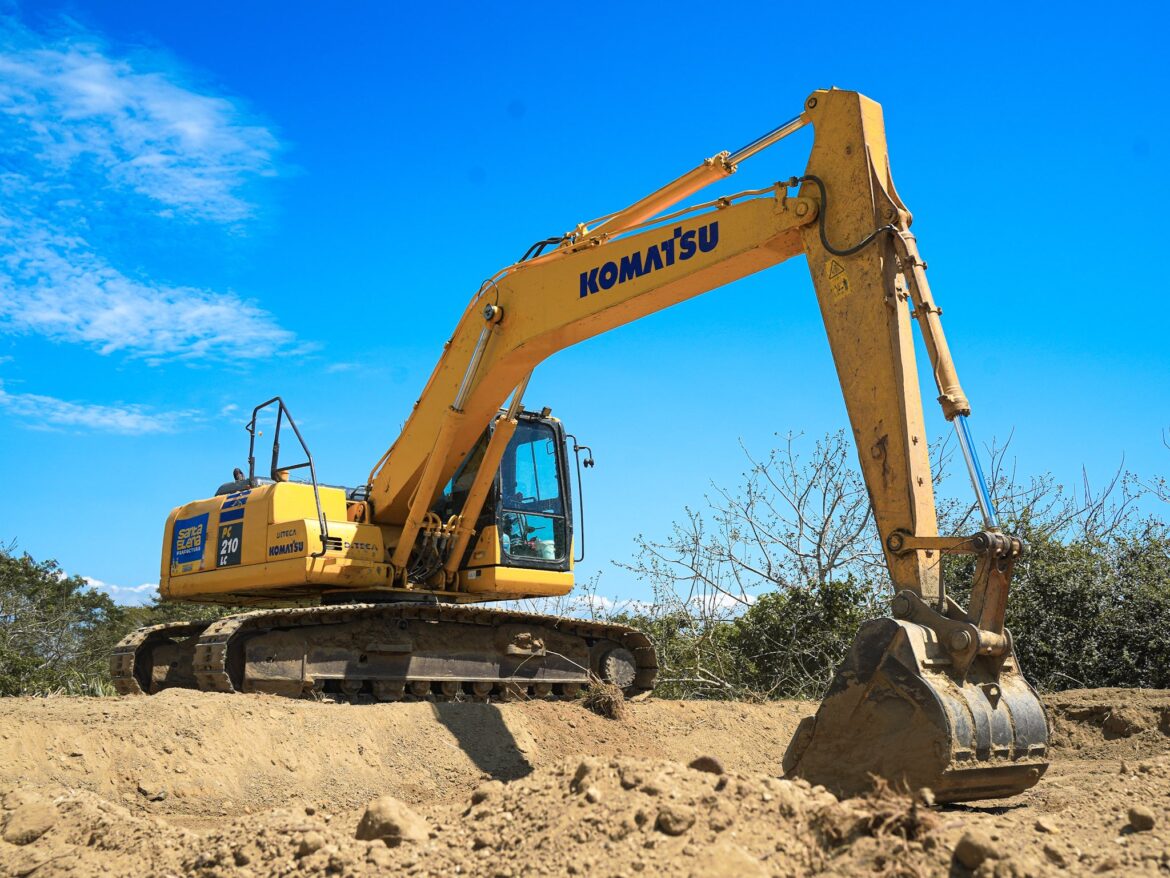 Prefectura de Santa Elena beneficia a Bambil Collao con limpieza de pozos someros.