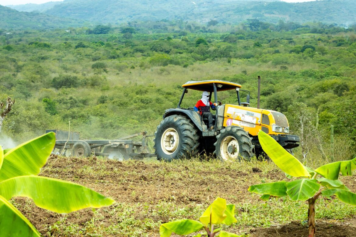 Prefectura de Santa Elena avanza con la mecanización agrícola en Barcelona y Sinchal