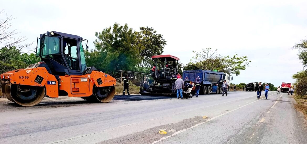Prefectura de Santa Elena retomó asfaltado vial en ingreso a la parroquia Chanduy