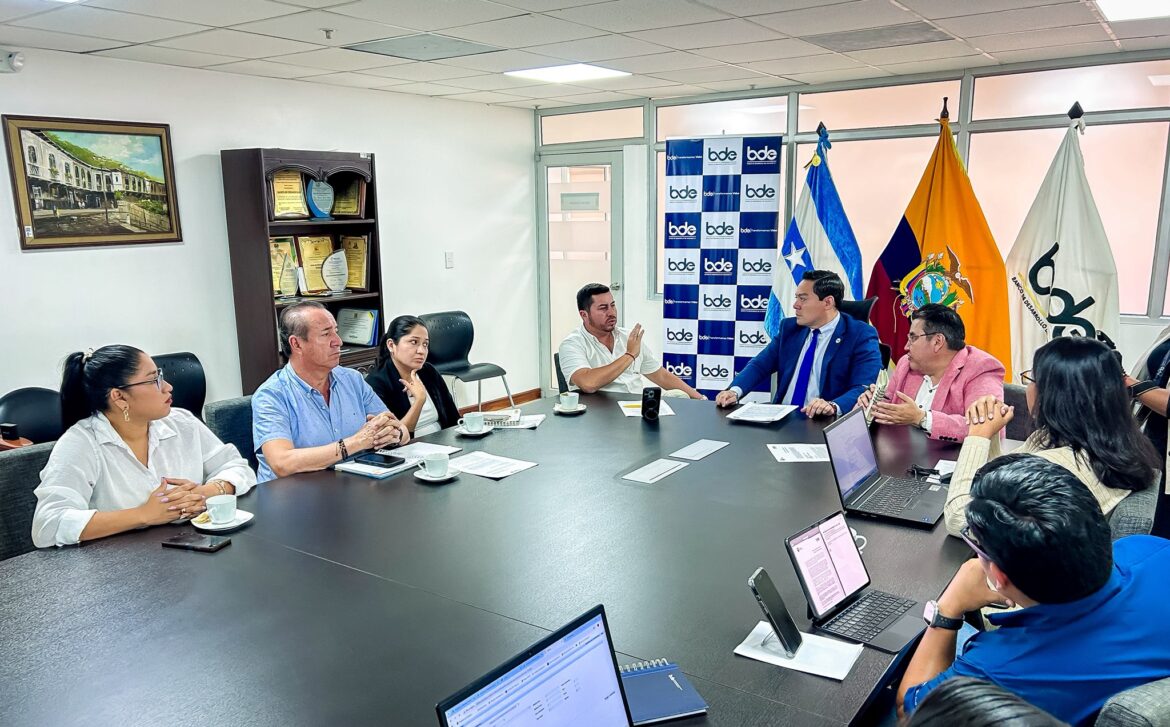 Prefectura de Santa Elena reafirma compromisos de obras viales en reunión con el BDE