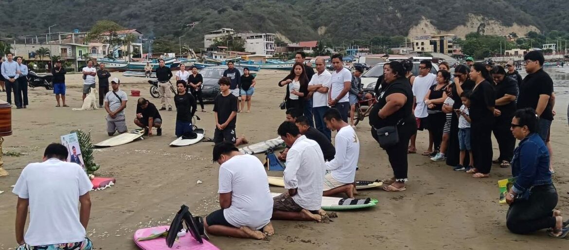 Despedida en la playa de Puerto López a joven surfista que fue asesinado