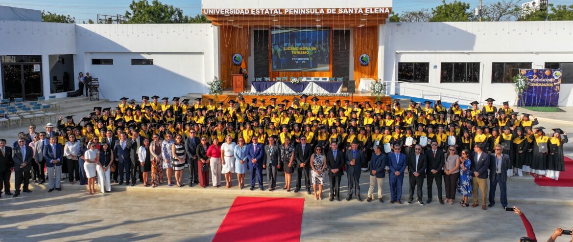 UPSE tituló a 144 nuevos profesionales de la Facultad de Ciencias Administrativas