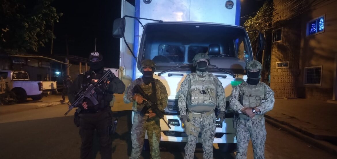 Militares frustran extracción ilegal de combustible en la Comuna Valdivia