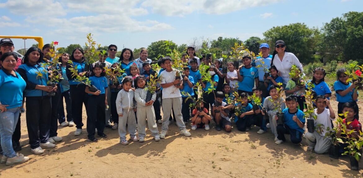 Prefectura de Santa Elena impulsa educación ambiental con entrega de plantas nativas.