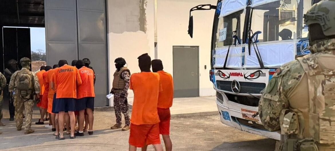 173 privados de libertad fueron trasladadas a la Cárcel del Encuentro en Santa Elena