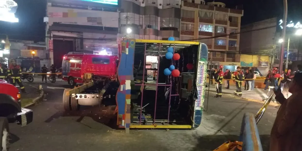 Seis heridos tras volcamiento de una chiva en plenas fiestas en el norte de Quito