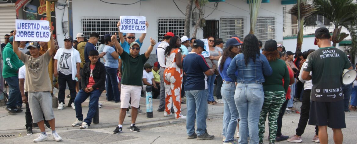 Simpatizantes de Jorge Glas expresan indignación tras negativa judicial