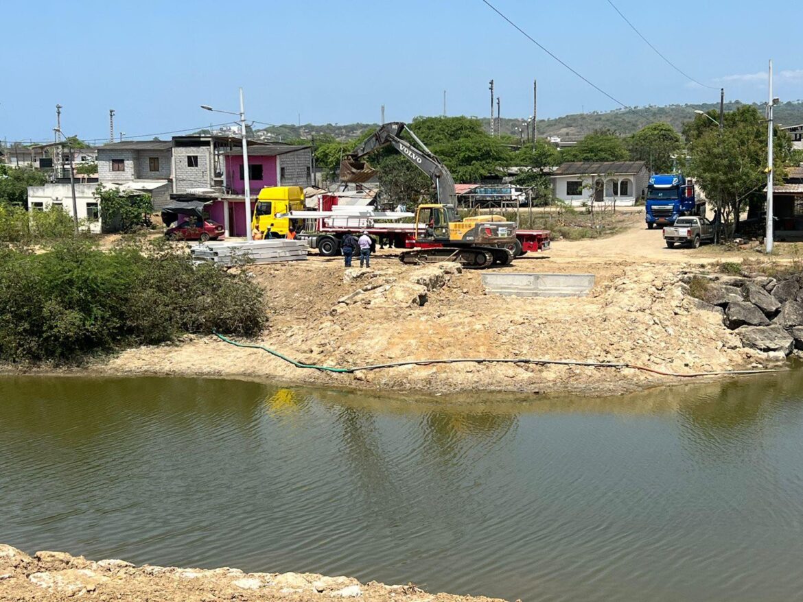 Prefectura de Santa Elena avanza en la construcción de puente en Libertador Bolívar