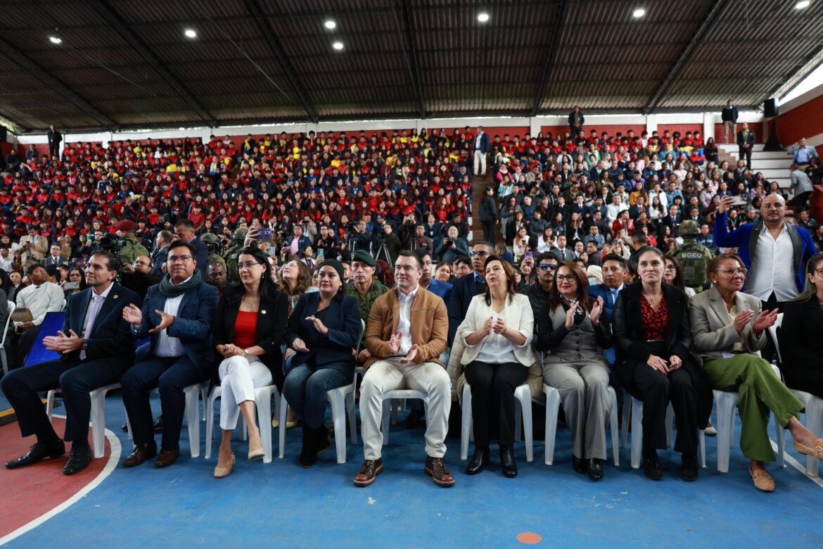 Gobierno incorpora 789 nuevos docentes al magisterio fiscal desde febrero