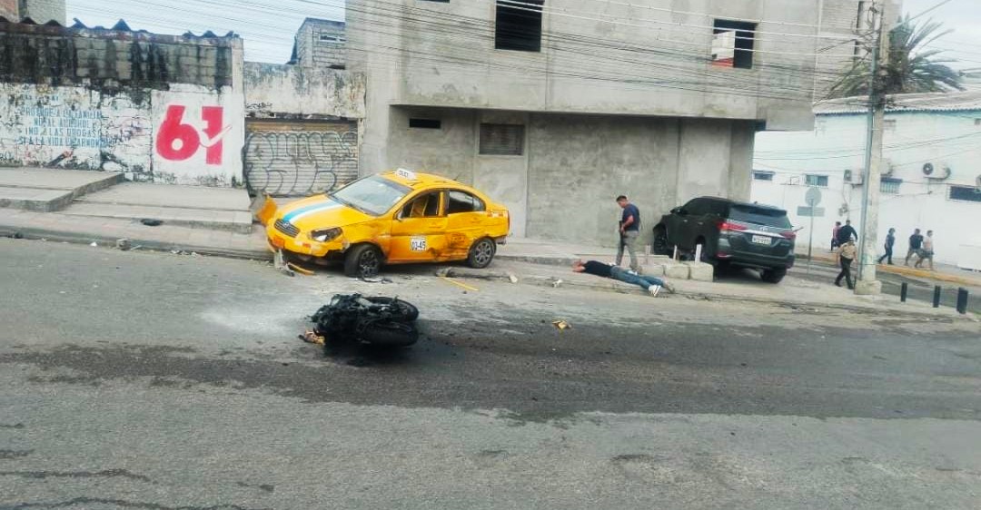 Intento de asalto armado terminó con detenidos y una moto incinerada en La Libertad