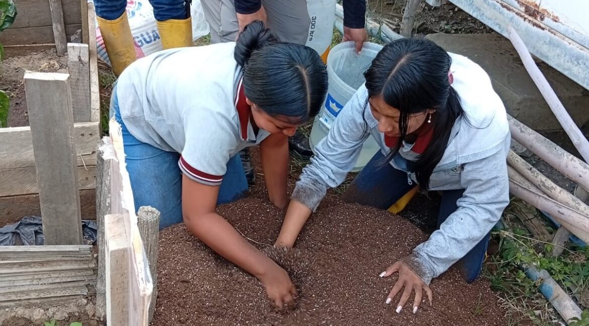 Prefectura de Santa Elena fortalece la agricultura con compost orgánico en comunidades rurales