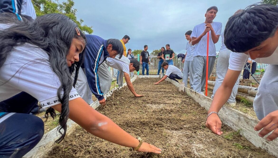Estudiantes de Anconcito impulsan huerto escolar con apoyo de la Prefectura de Santa Elena