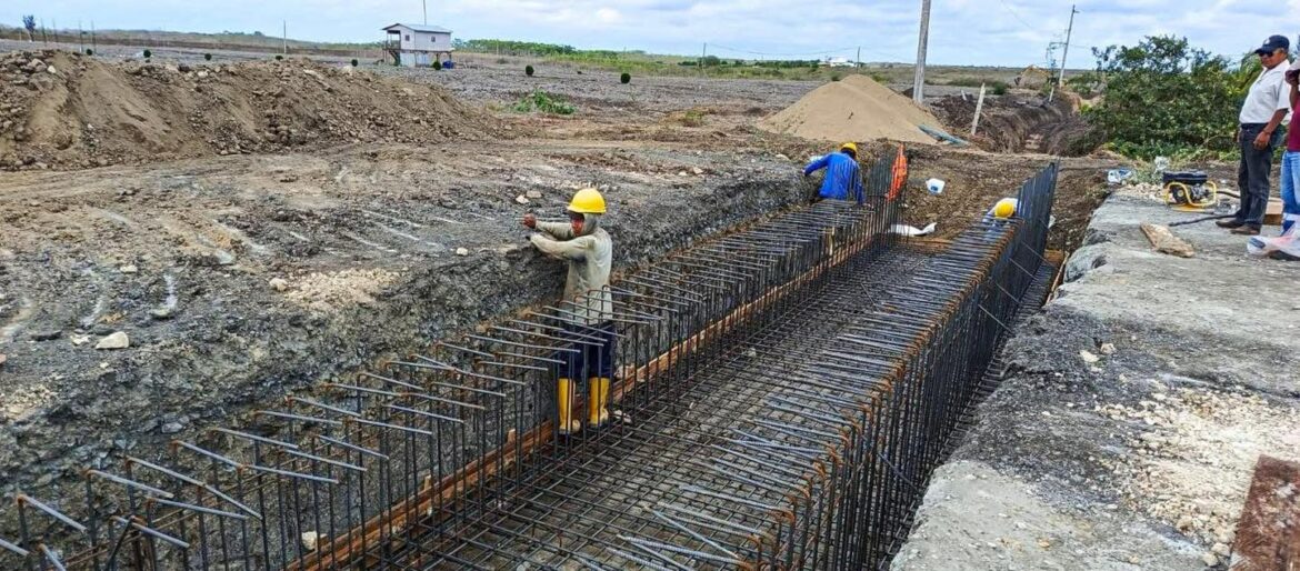 Prefectura avanza con construcción de ducto cajón en vía a Chanduy