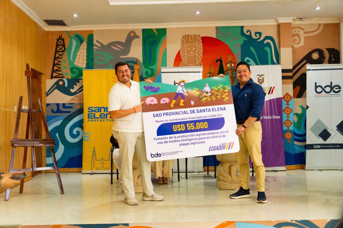 Prefectura de Santa Elena recibió premio por buenas prácticas ambientales