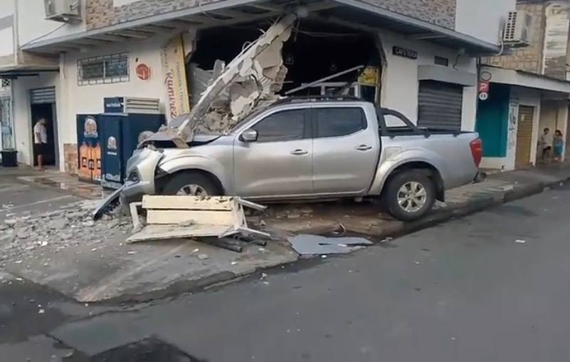 Camioneta fuera de control se incrustó en panadería en Salinas