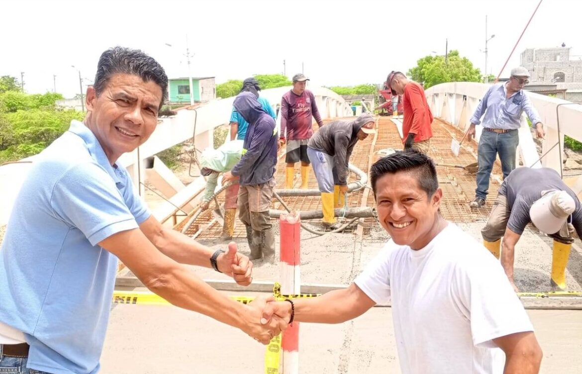 Comuna Atravezado le dice adiós a los puentes de madera. La Prefectura cumple con habitantes.