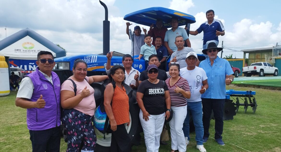 Gobierno Nacional entregó más tractores para agricultores de Santa Elena