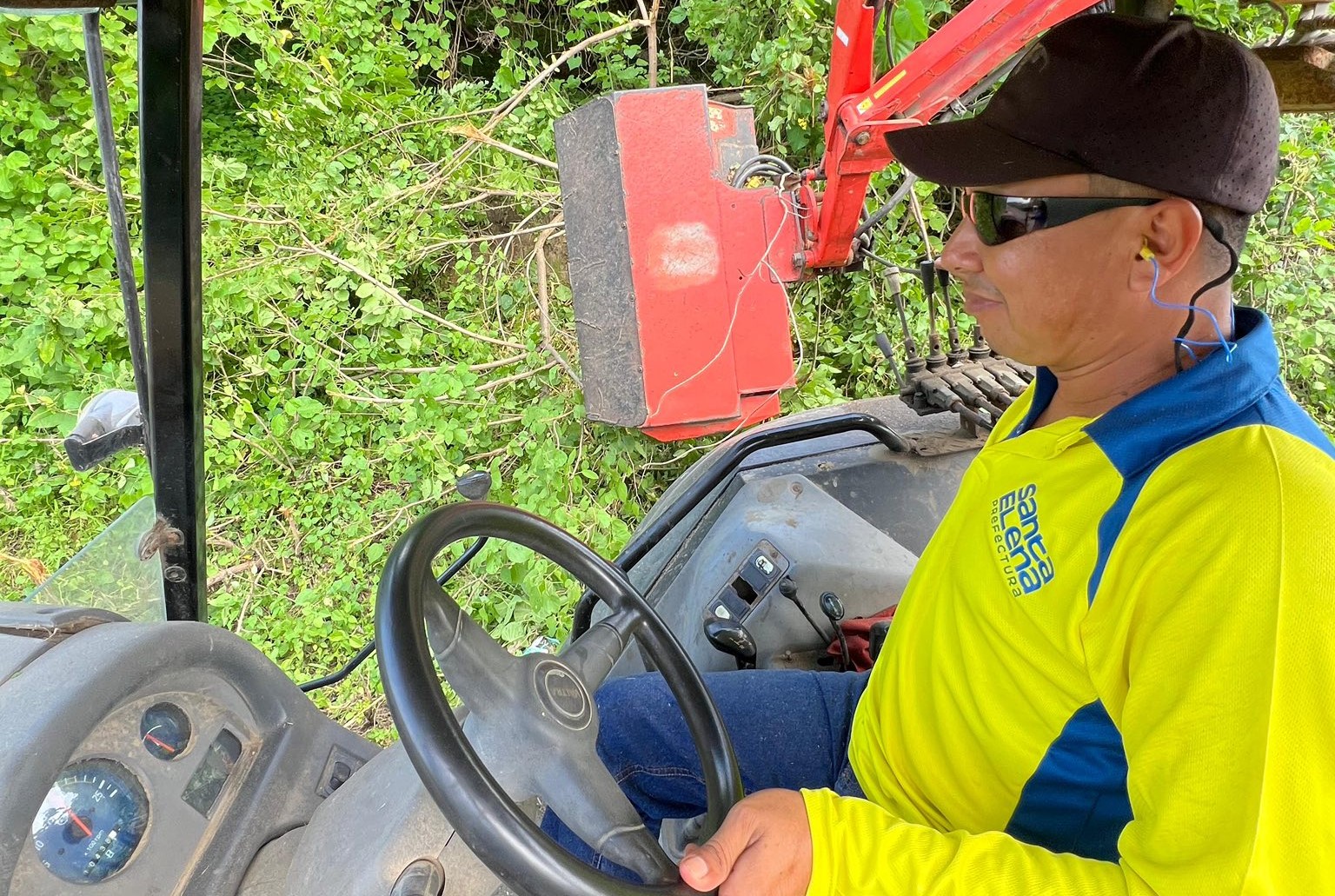 Prefectura ejecuta limpieza de espaldones en la vía Buenos Aires – Sacachún