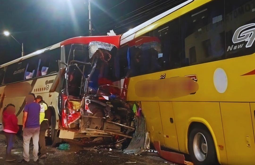 Tragedia en la Panamericana Sur: choque entre buses deja cinco muertos y más de 20 heridos en Chimborazo